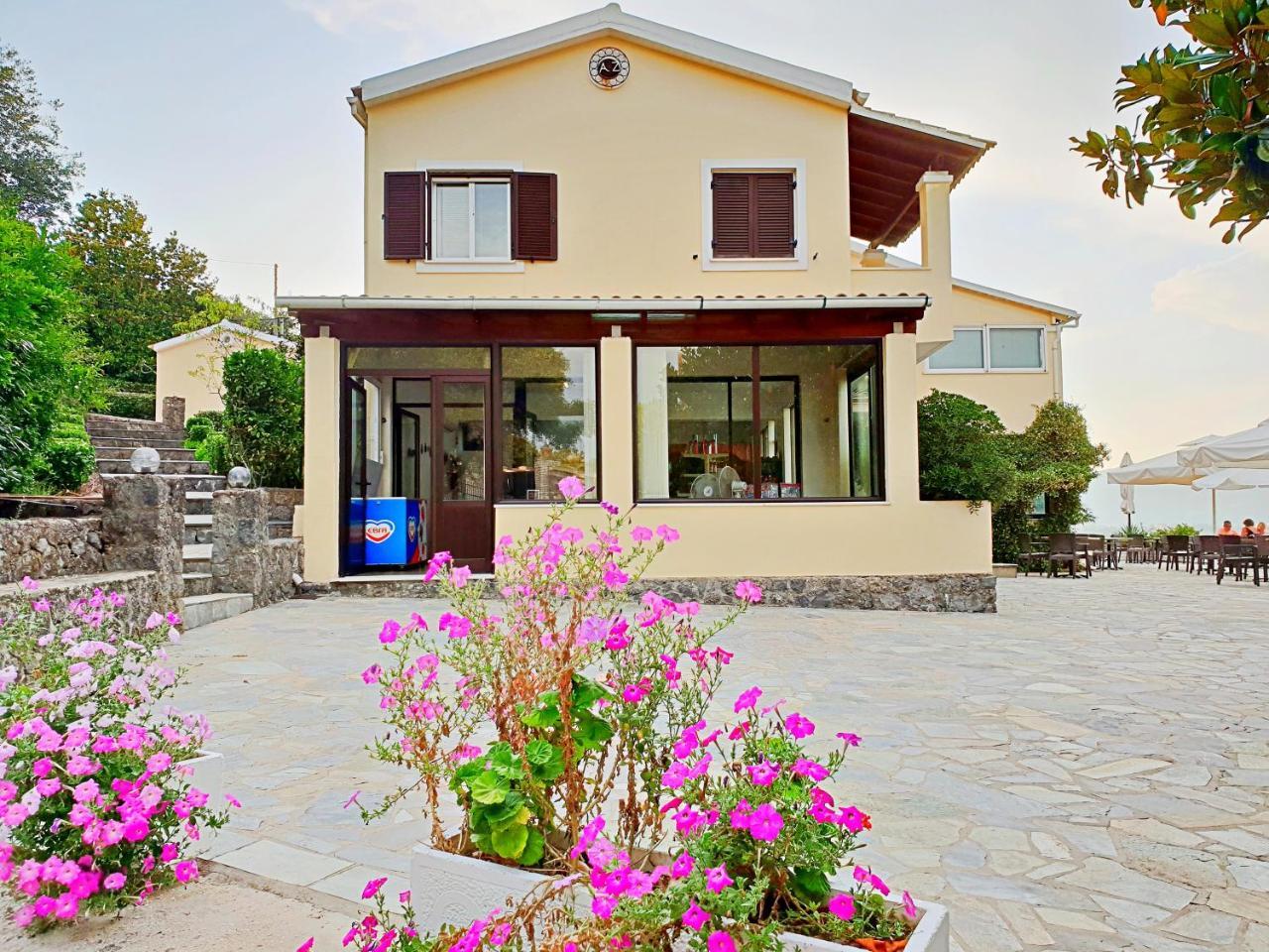 Dimitra Apartments K กอมเมนโน ภายนอก รูปภาพ