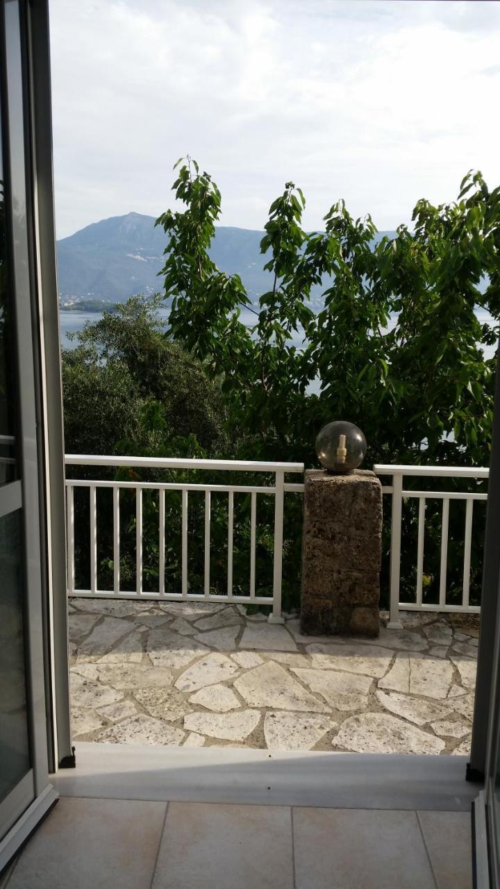 Dimitra Apartments K กอมเมนโน ภายนอก รูปภาพ
